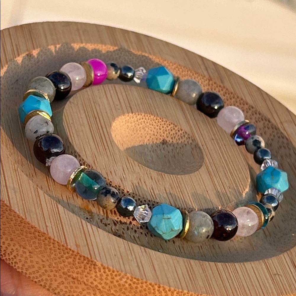 Handmade Howlite+ Labradorite+ Garnet+ Rose Quartz+ Dalmatian Jasper bracelet - Picture 4 of 5